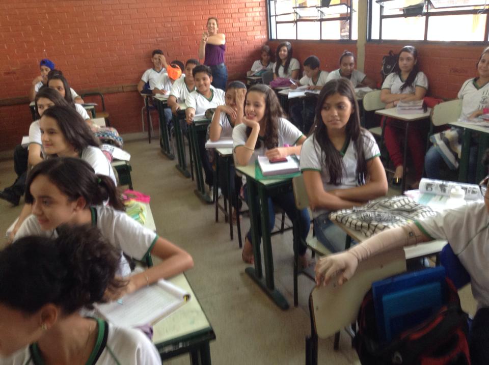 Sala de aula do Colégio Estadual José Lopes, em Aparecida de Goiânia, durante a implementação do método.