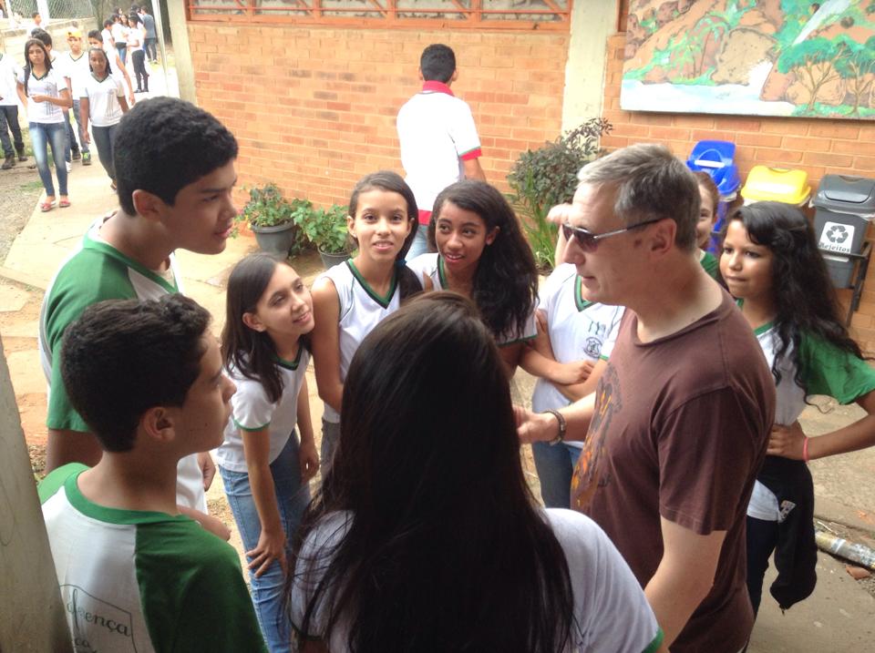 Estudantes do Colégio José Lopes em conversa com educador durante visita à escola.