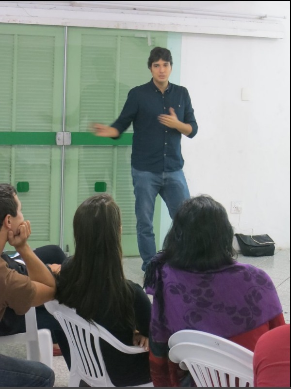 Educador da Educa3 conduzindo formação com professores em escola pública brasileira.